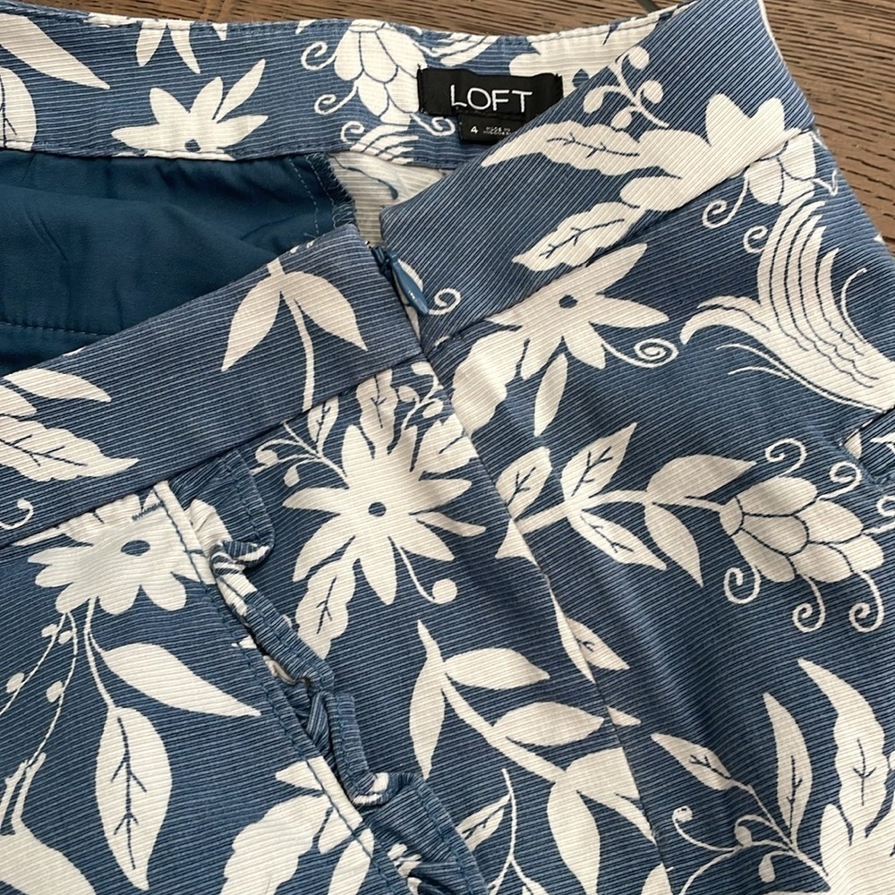 LOFT Blue White Floral Peacock Ruffle Pocket Riviera Women's Shorts Size 4 - Picture 3 of 5